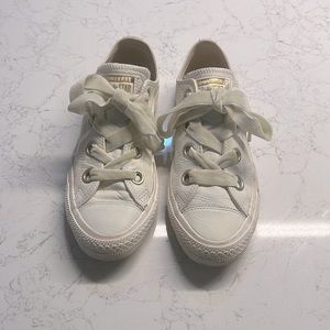 White leather converse all star size 7, barely worn.